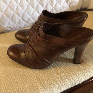 Leather clogs by Gianni Bini Oxblood color